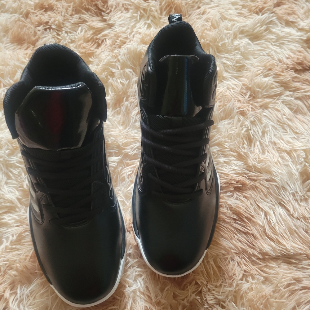 Dynamic Black and White Men's Athletic Shoes - Picture 3 of 7